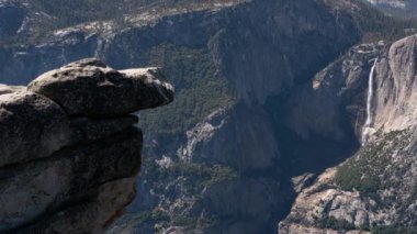 Yosemite Buzul Noktası Yosemite Şelalesi ve Yukarı Asılı Kaya Zamanı Geçiş Pan R Sierra Nevada Dağları Kaliforniya ABD