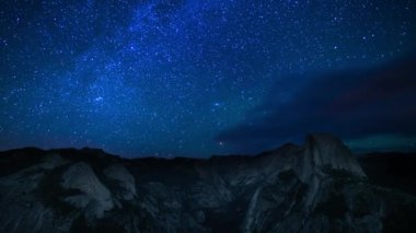Yosemite Ulusal Parkı Samanyolu Galaksisi Buzul Noktasının Üzerinde Yarım Dome Sierra Nevada Dağları Kaliforniya ABD