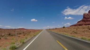 Anıt Vadisi Yolu 'nun Hızlı Sürüşü 163 Güney Yolu 04. Arka Manzara Arizona Utah Güneybatı ABD