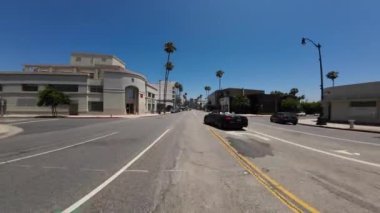 Beverly Hills Wilshire Bulvarı. Westbound 02. Arka Manzara Robertson Bulvarı. Kaliforniya plakalı.