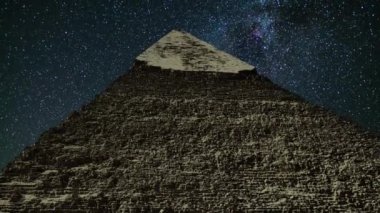 Mısır Giza Khafre Piramidi ve Yıldızlı Gökyüzü Samanyolu Galaksisi