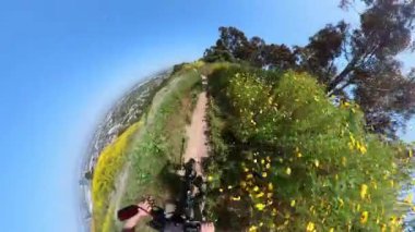 Kenneth Hahn Park Dağ Bisiklet Ormanı POV FIsheye 01 California ABD