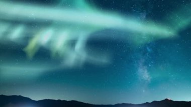 Gece Büyüsü Samanyolu Aurora Dağların Üzerinde Döngü
