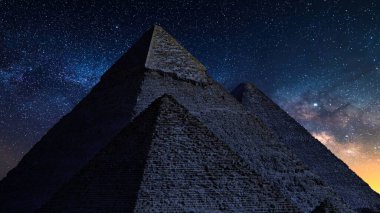 Mısır Giza Piramitleri ve Samanyolu Galaksisi Şafağı