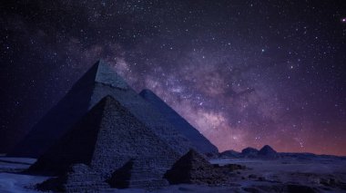 Mısır Giza Piramitleri ve Samanyolu Galaksisi Gece Gökyüzünde