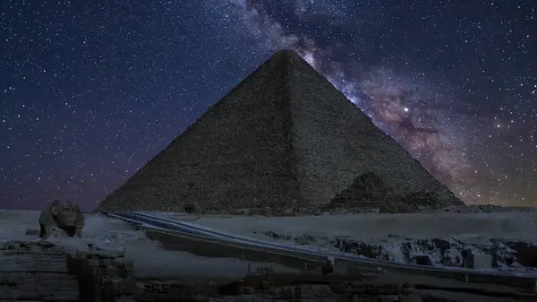 Mısır Sfenks Khufu Piramidi ve Samanyolu Galaksisi Gece Gökyüzünde