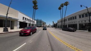 Beverly Hills Wilshire Bulvarı Batı yönünde 03 Arka Görünüm La Peer Dr Sürücü Plakası ABD Ultra Geniş