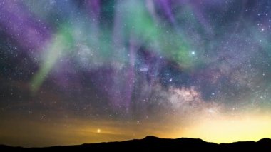 Aurora Mor Yeşil ve Samanyolu Galaksisi Ufuk Döngüsü 35mm Üzerinde