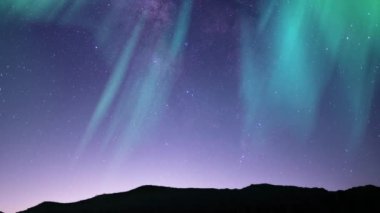 Aurora ve Samanyolu Galaksisi Tepeler Üzerinde Gece Parlaklığı