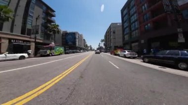 Hollywood Bulvarı, Argyle Bulvarı 'nın doğusuna doğru 10 Front View Argyle Bulvarı' nda Kaliforniya plakalı ABD Ultra Geniş