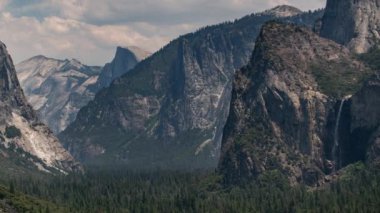 Yosemite Tüneli Görünümü Telephoto Half Dome ve Sonbahar Sonbaharı Pan R Sierra Nevada Dağları Kaliforniya ABD