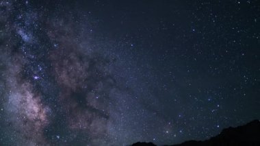 Delta Aquarids Meteor Yağmuru ve Samanyolu Galaksisi Bulutları 50 mm Güney Gökyüzü Eğilimi Whitney Dağı Mor Sierra Nevada ABD