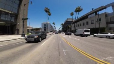 Beverly Hills Wilshire Bulvarı Westbound 04. Arka Görüntü Wetherly Dr. Sürücü Plakası Kaliforniya ABD Ultra Geniş