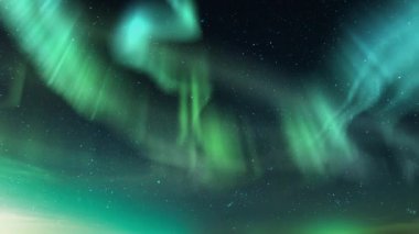 Aurora Green ve Samanyolu Dağ eteklerinin üzerinde ve Şehir Işıkları Eğiliyor