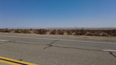 395 Sahne Byway Güney 5 Kızıl Kaya Kanyonu 'ndan Mojave 05 Üç Çeyrek Kameralı Araç Plakası Sierra Nevada California