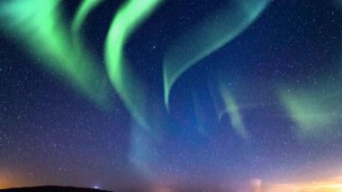 Aurora Yeşil Mor Mavi ve Samanyolu Galaksisi Horizon Eğimi Üzerinde