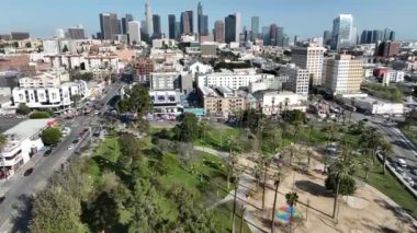 Los Angeles Şehir Merkezi ve MacArthur Park Hava Alanı 'ndan Palm Trees Kaliforniya ABD' de İleri Eğik Atış