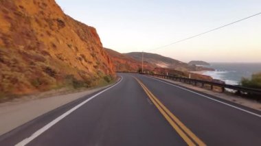 Big Sur Pasifik Sahil Otoyolu 8 Pfeiffer Sahili 'nden Carmel' e kadar Deniz 13. Arka Görüş Multicam Sürücü Plakası Kaliforniya ABD