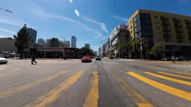 Los Angeles Şehir Merkezi Olimpiyat Bulvarı doğuya giden 03. Arka Manzara St Driving Plakası ABD Ultra Geniş Plaka