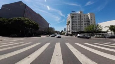 Los Angeles Wilshire Bulvarı doğuya doğru MacArthur Park 03. Rampart Bulvarı, Kaliforniya plakası.