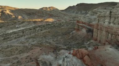 Mojave Çölü Kaliforniya 'da Kızıl Kaya Kanyonu Uçan Kaya oluşumunun Günbatımı Çekimi