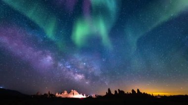 Aurora Yeşil Mor ve Samanyolu Galaksisi Trona Zirveleri 14mm