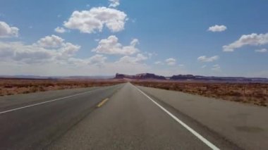Anıt Vadisi Yolu 'nun Yüksek Süratli Sürüşü 163 Güney yönünde 05 Ön Görüş Arizona Utah Güneybatı ABD