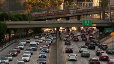 Los Angeles Şehir Merkezi Yoğun 110 Otoyol Trafiği Telephoto Zaman aşımı ABD