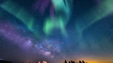 Aurora Yeşil Mor ve Samanyolu Galaksisi Trona Zirveleri 24 mm