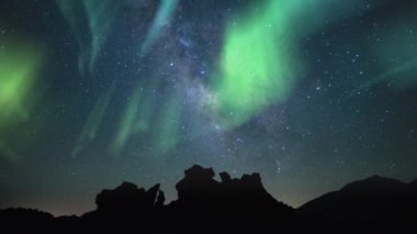 Aurora Samanyolu Galaksisi Zaman Hızı Akvaryumları Volkanik Kayalar Üzerindeki Meteor Yağmuru