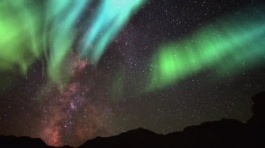 Aurora Samanyolu Galaksisi Kayalık Kayalıkların Üzerinde Gündoğumuna Hızlanıyor