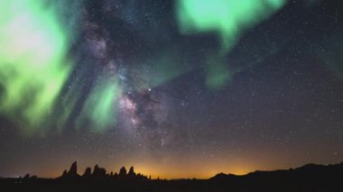 Aurora Güneş Fırtınası Samanyolu Galaksisi Güney Gök Hızı 14mm Akvaryum Meteor Yağmuru Gündoğumu Trona Zirveleri Mojave Çölü, Kaliforniya ABD