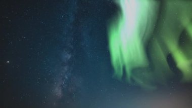 Aurora Güneş Fırtınası Yaz Samanyolu Galaksisi Zaman Hızı ve Perseid Meteor Yağmuru 01