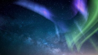 Kuzey Işıkları Aurora ve Samanyolu Galaksisi Yeşil Mor Döngü Güneybatı