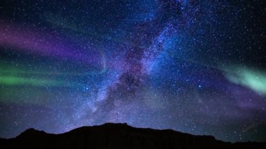 Aurora ve Samanyolu Galaksisi Kayalık Kayalıklar Üzerinde Zaman Hızı