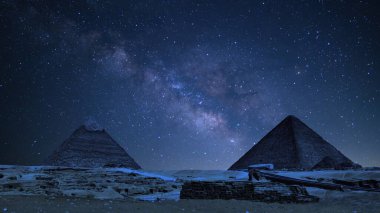Gece Gökyüzünde Mısır Khufu Khafre Piramidi ve Sfenks