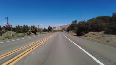 Angeles Crest Otoyolu Yaz mevsimi 7 Wrightwood 'dan Mormon Kayası 06' ya Önden Sürücü Plakası Angeles Ulusal Ormanı ABD
