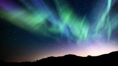 Aurora Parlayan Yeşil Mor ve Samanyolu Galaksisi Güney Ufuk Döngüsü Üzerinde