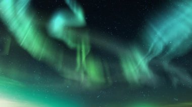 Aurora Parlayan Yeşil ve Yıldızlı Gökyüzü Döngüsü