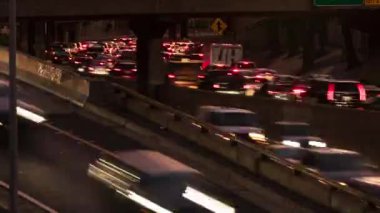 Dusk Rush Hour 'ın Hızlı Hareketli Işıkları Kaliforniya trafiği ABD
