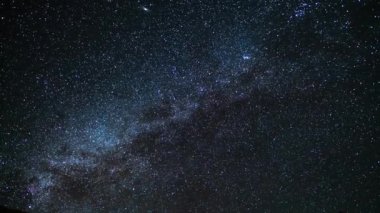 Perseid Meteor Yağmuru ve Samanyolu Galaksisi Kuzeybatı Gökyüzü 24 mm Kızıl Kaya Kanyonu Eğilimi Mojave Çölü Kaliforniya ABD
