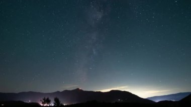 Delta Aquarids Meteor Duşu ve Samanyolu Galaksisi 24 mm Güneybatı Batı Gökyüzü Yaklaştır Sierra Nevada Mt. Kaliforniya ABD