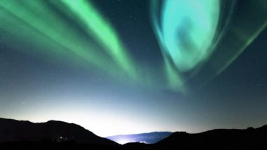 Aurora ve Yıldızlı Gökyüzü Gecesi Dağların Üzerinde Gizem Döngüsü