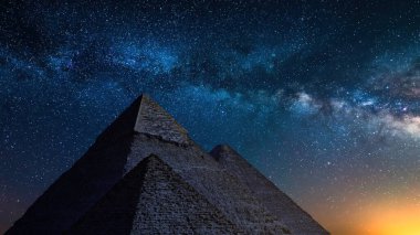 Mısır Samanyolu Galaksisi Gece Gökyüzünde Giza Piramitleri Üzerinde Yükseliyor