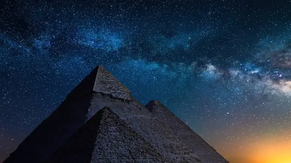 Mısır Samanyolu Galaksisi Gece Gökyüzünde Giza Piramitleri Üzerinde Yükseliyor