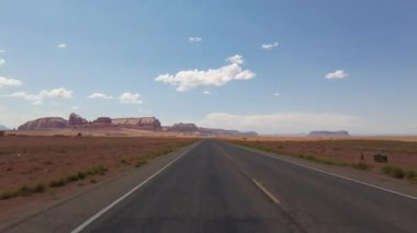 Monument Vadisi 'nin Hızlı Sürüşü Rd Ziyaretçi Merkezi 01 Arka Görüş Arizona Utah Güneybatı ABD