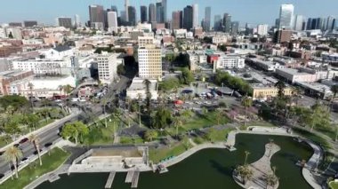 MacArthur Gölü 'nden Los Angeles Şehir Merkezi. Havadan Havadan Vuruldu. Kaliforniya' da.