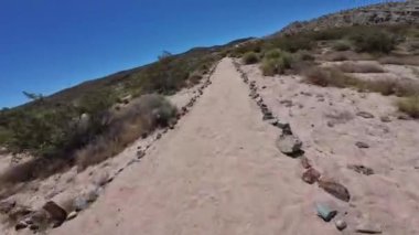 Dağ Bisikleti POV Mojave Çölü Kanyon Tepesi 1 ABD 'de bisiklet