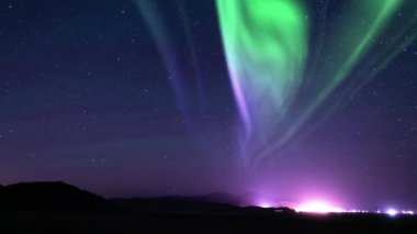 Gece Gökyüzü Aurora ve Samanyolu Dağların Üzerinde Kasaba Döngüsünü Açtı