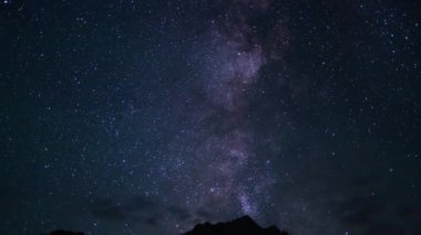 Delta Aquarids Meteor Duşu ve Samanyolu Galaksisi 50 mm Güneybatı Gökyüzü Whitney Dağı 'na eğiliyor Mor Sierra Nevada ABD Zaman Dönemi